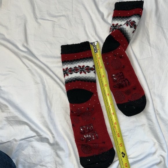 4 pairs of fuzzy slipper socks - Picture 5 of 9